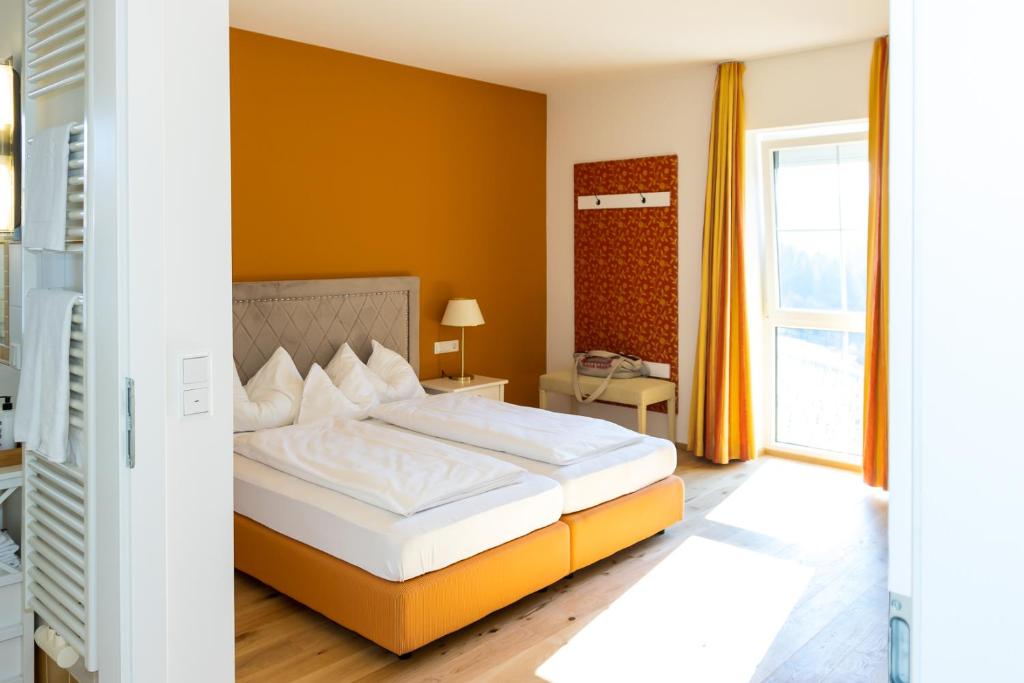 Gemütliches Zimmer in warmen Farben