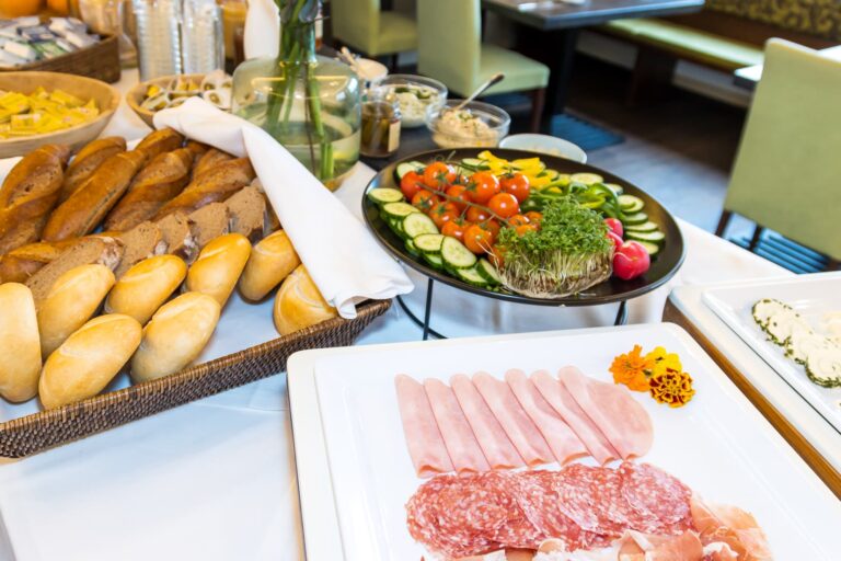 Das Frühstücksbuffet mit Gebäck, Gemüse und Feinkost